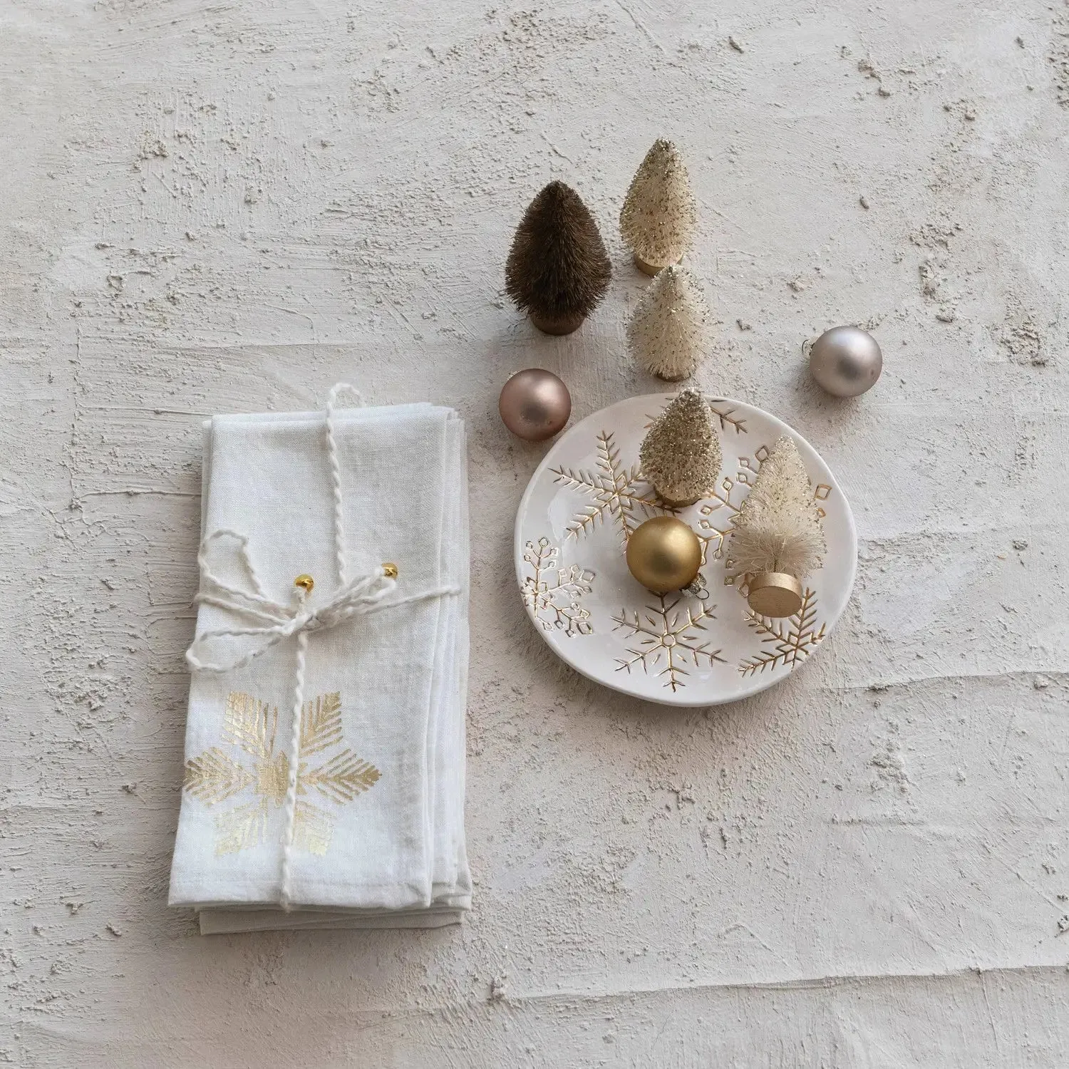 STONEWARE PLATE W/ GOLD SNOWFLAKES
