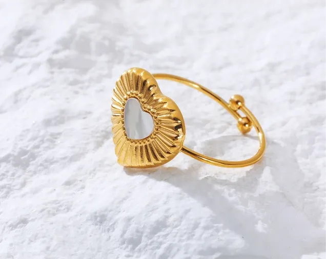 Vintage Gold-Plated Heart with Natural White Shell Ring